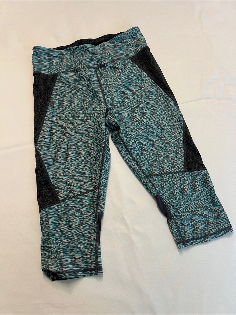 Calvin Klein Women’s Active Capri Leggings in Teal Size Small